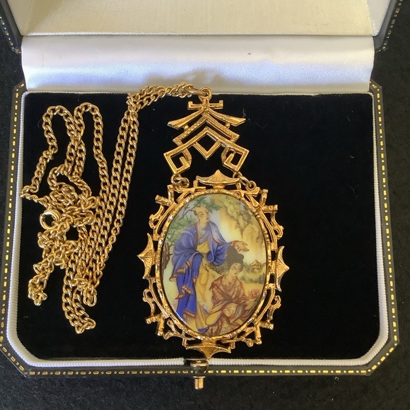 Vintage ART signed Asian temple style hand painted pendant necklace. - Picture 3 of 7